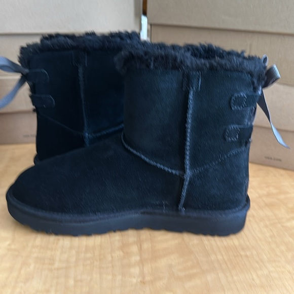 1016501-BLK_1.png?_s=RAABAB0 UGG Women’s Mini Continuity Bow Boot
